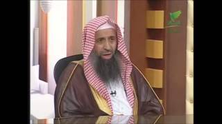 6-62/ هل يجوز للمرأة أن تخرج مع زميلتها وابنها ذو العشرون عاما داخل المدينة ؟ image