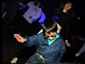 Divertido Niño Ruso bailando en un Club