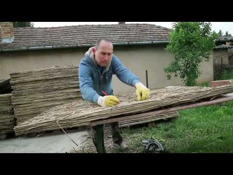 Isolierung eines Lehmhauses mit Schilfrohr