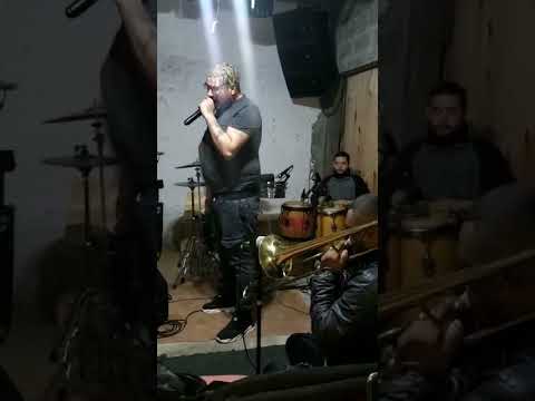 " Déjame un beso - Amarte es un problema "