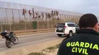 preview picture of video 'Intento de salto en la valla de Melilla (por Jordi Évole con móvil)'