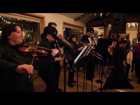 Lebedik un freylekh (feat. Nathan Graff) - The Klezmommies (12/17/22)