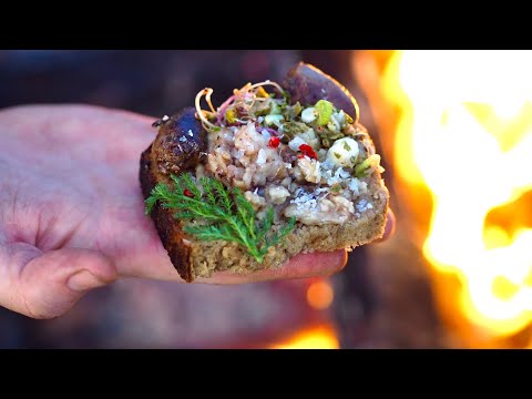 Domácí chléb, hovězí morek, relish z kapar