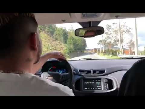 Paulo Londra tirando free en el auto