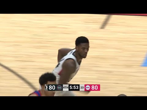 Alfonzo McKinnie throws it down!