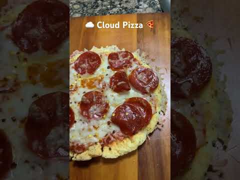 This pizza was made with egg white crust! ​⁠@LowCarbLove recipe credit. 300 calories total