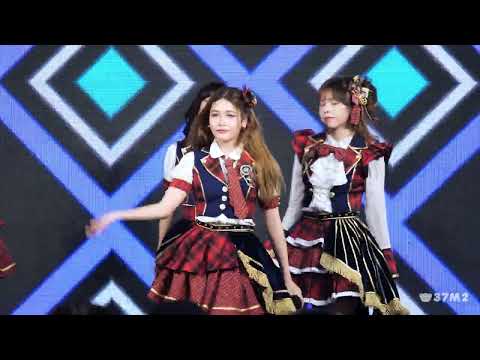 BNK48 Niky - ดีอะ @ BNK48 13th "Iiwake Maybe" Roadshow Mini Concert [Fancam 4K 60p] 230506