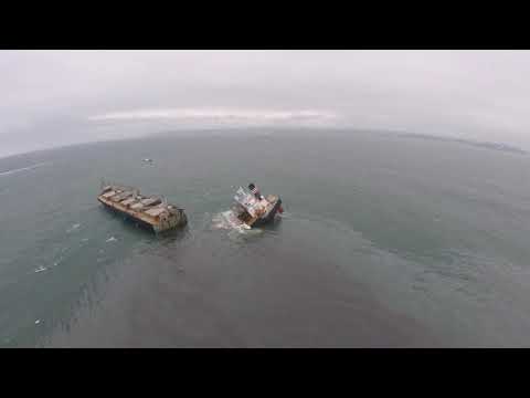 Nave cargo si spezza in due, il carburante finisce in mare (video)