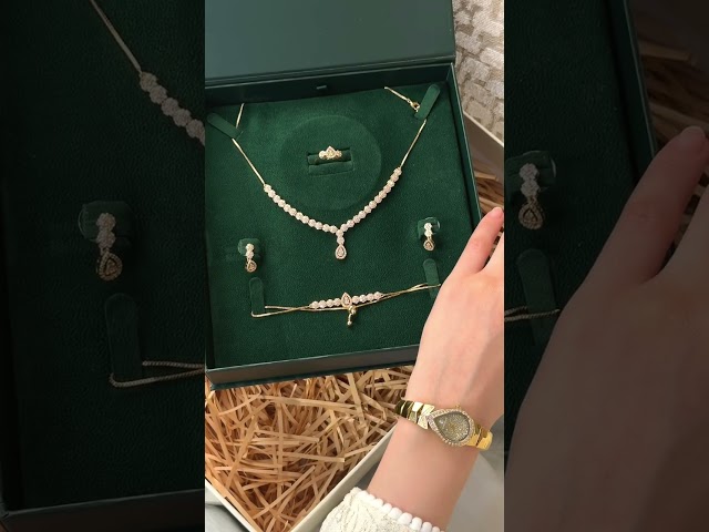 بكج الاهداء الفاخر من خاتون® طقم مع ساعة تصميم ذهب...