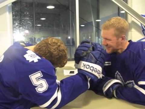Arm Wrestle: Marcel Mueller vs. Korbinian Holzer