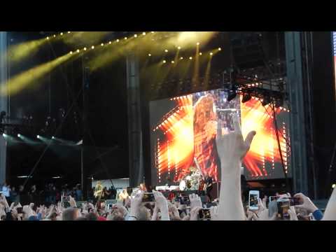 Foo Fighters - Under Pressure, Gothenburg 2015 (Dave Grohl comes back on stage after breaking leg)