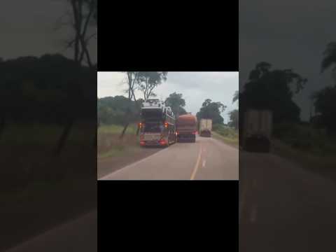 Discussão entre caminhoneiros gera manobras perigosas na BR 153 e assusta motoristas