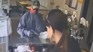 Merano, mostra la pistola alla cassiera e rapina il bar: le immagini delle videocamere di sorvegl...