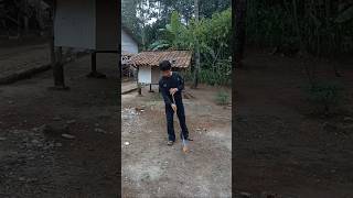 Download lagu Ocoy sweeping the dirt Ocoy sweeping in front of the house❗️🥴😱❗️ mp3