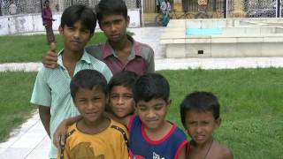 preview picture of video 'アキーラさん市内散策23！バングラデシュ子供達と交流！Dahka,Bangladesh'