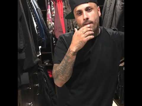 J Balvin descubre el secreto de las camisetas negras de Nicky Jam