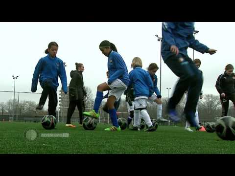 Eerste training Manon Melis bij Feyenoord Soccer Schools