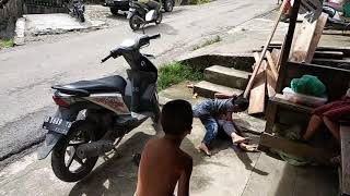 Download lagu video lucu anak kecil berantem ngakak 😂 mp3