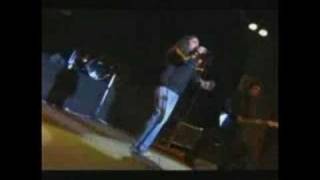 Loukass en el 16  de julio intro, hipnotizados