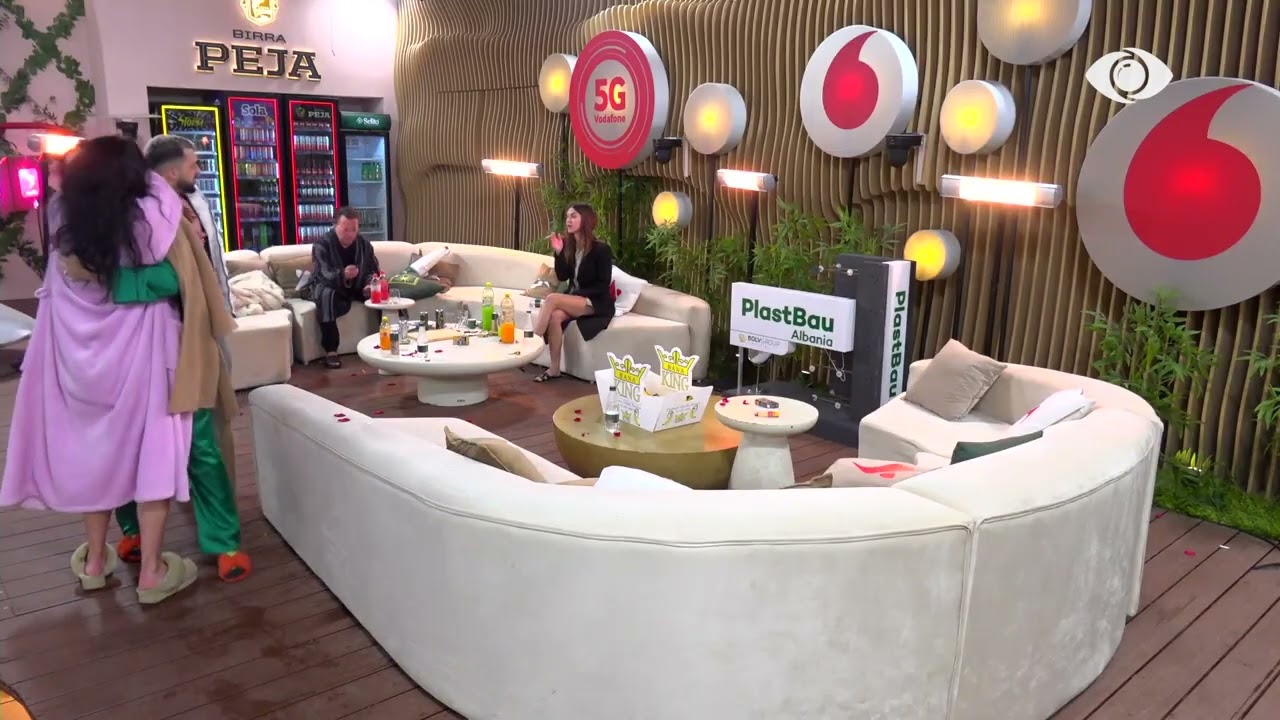 Unë po çohem, nuk e dua këtë vajzë afër/ Rozana i drejtohet Loredanës