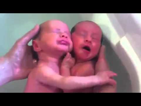 Zwillinge umarmen sich beim Baden