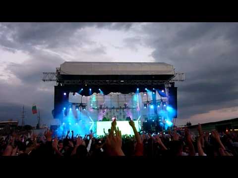 Armin van Buuren @ Cacao Beach 2011 ( Cosmic Gate - Exploration of Space (back to the future remix))