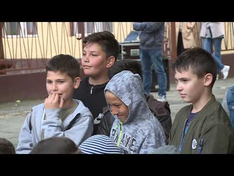 MÁJUSFÁT DÍSZÍTETTEK GESZTELYBEN