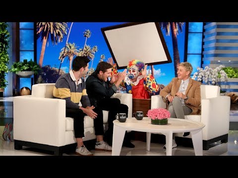 エレンはこの二人の親友を怖がらせないことはできません (Ellen Can't Stop Scaring These Two Best Friends)