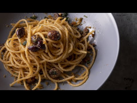 Spaghetti alla Siracusana con mollica, acciughe e olive