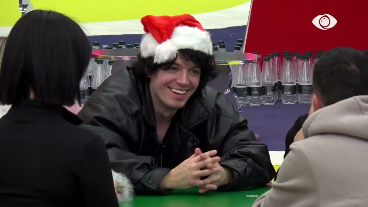 Banorët luajnë në living me pyetje ose sfidë