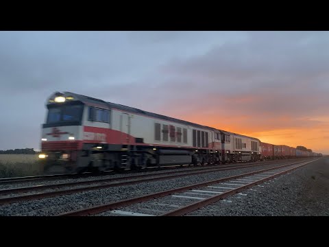 Up SCT 7922V with CSR012 and CSR013 at sunset at Gheringhap headed for Melbourne 22/10/2024