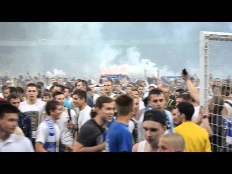 Фанаты Динамо выбежали на поле и ломают ворота, Кубок Украины 2015
