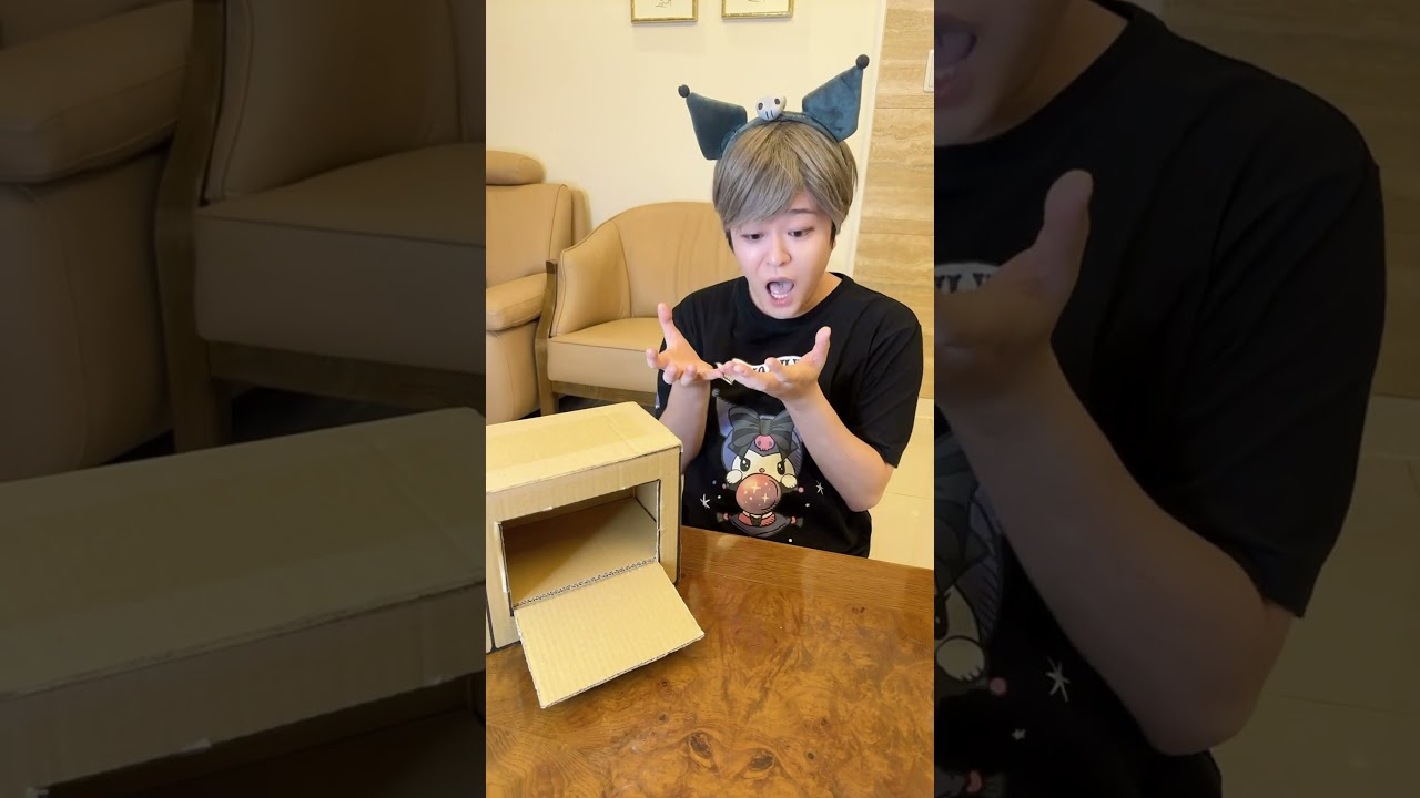 A son helps his mother！