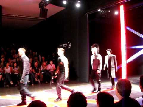 Trecho do desfile de Mário Queiroz