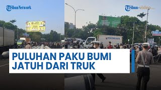Engsel Truk Lepas, Puluhan Tiang Pancang Jatuh di Soekarno-Hatta Bandung Lalu Lintas Macet Total