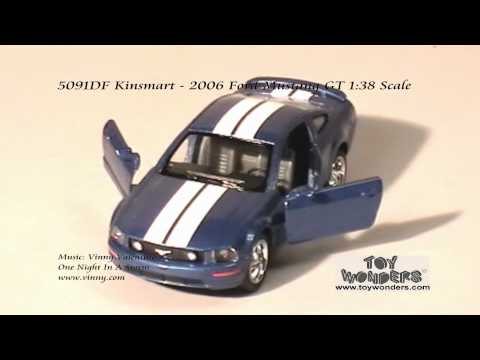 Металлическая машинка Kinsmart 1:38 «2006 Ford Mustang GT с принтом» KT5091DF инерционная / Микс