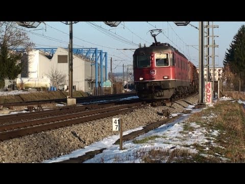 SBB Re 6/6 mit Güterzug und Scheuchzer bei Olten