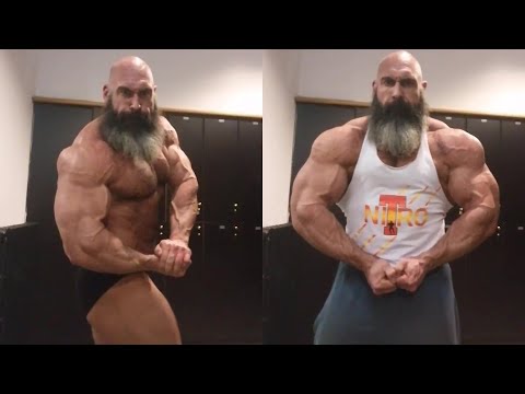 Italian massive bodybuilder Enrico Magnani - Locker room posing
