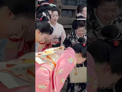 お姐さんに挨拶をする舞妓さんたち
