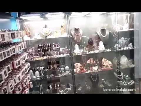Estrenamos nueva vitrina en nuestra tienda. Joyas de plata y piedras naturales.