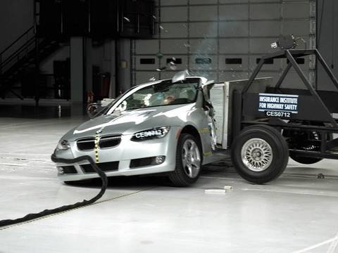 2007 BMW 3 series convertible side IIHS crash test