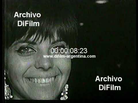 Chunchuna Villafañe en una reunion de Canal 13 con modelos 1967