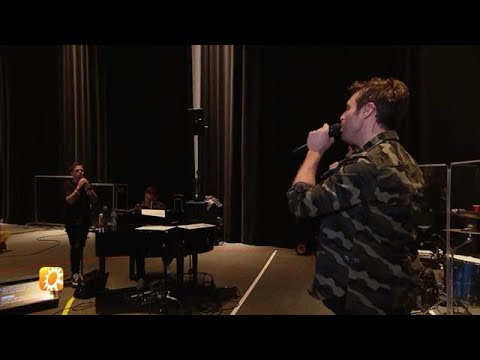 Holland Zingt Hazes heeft een Volendams tintje - RTL BOULEVARD