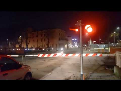 Doppio transito dei treni regionali di 26.12.2022 al passaggio a livello di Casalecchio di Reno