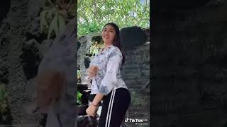 Download lagu Gak boleh cepat - cepat #Shorts #Sriayutarisa #Bali mp3