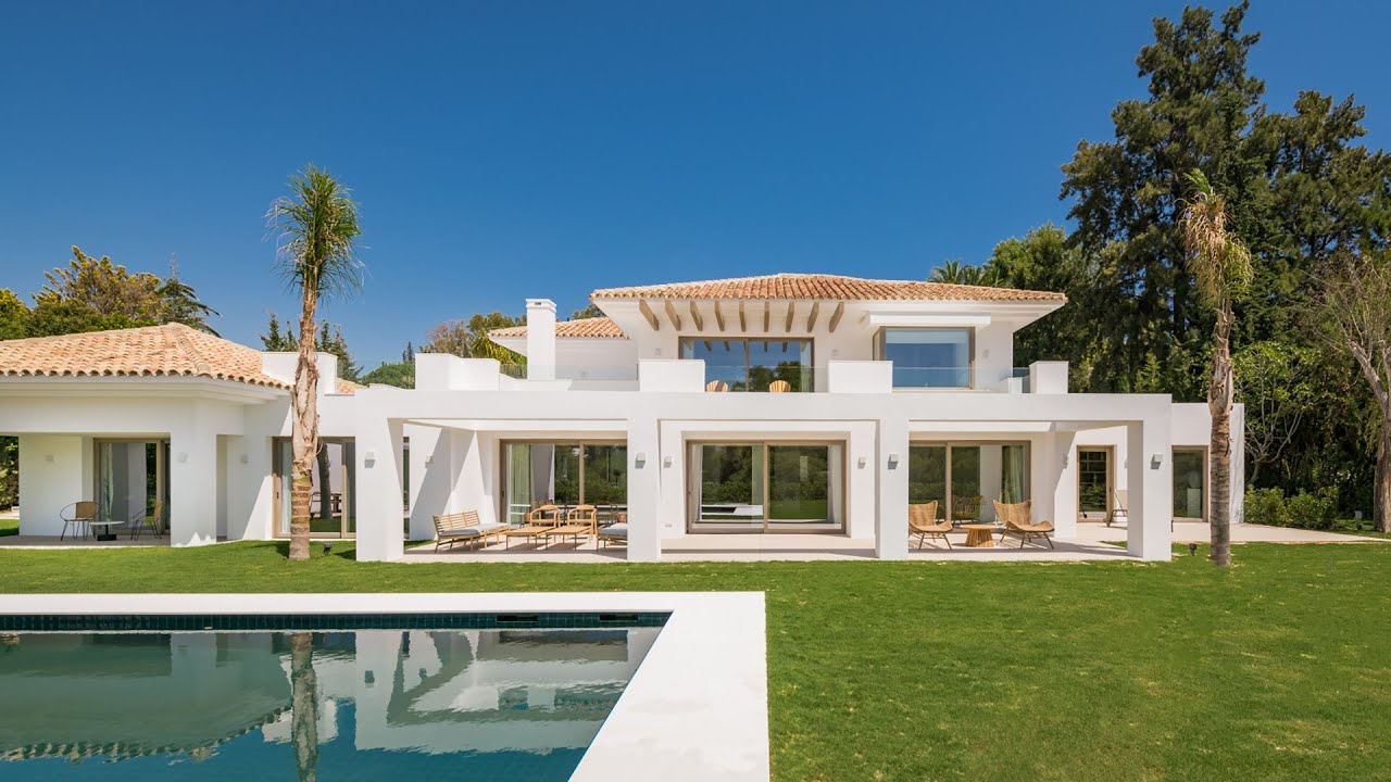 Impeccable villa design haut de gamme dans le magnifique quartier d'El Paraiso, à Estepona.