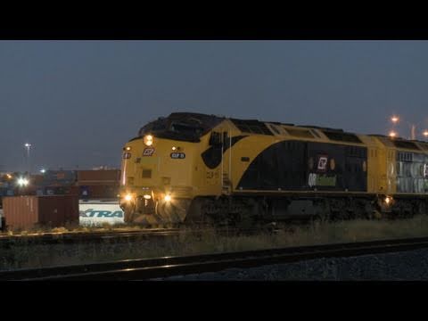 Streamlined EMD Diesel Locomotives in Australia - QR National CLP's with Freight Train - PoathTV