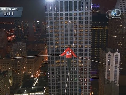 Ник Валленда прошёл по тросу между небоскрёбами с завязаными глазами  (новости)