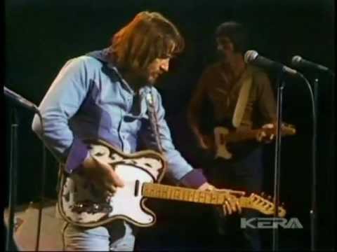 WAYLON JENNINGS - It's Not Supposed To Be That Way / Slow Rollin' Low (Live in TX 1975)