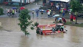 preview picture of video 'Marikina River overflow (North view from Marikina Bridge)'